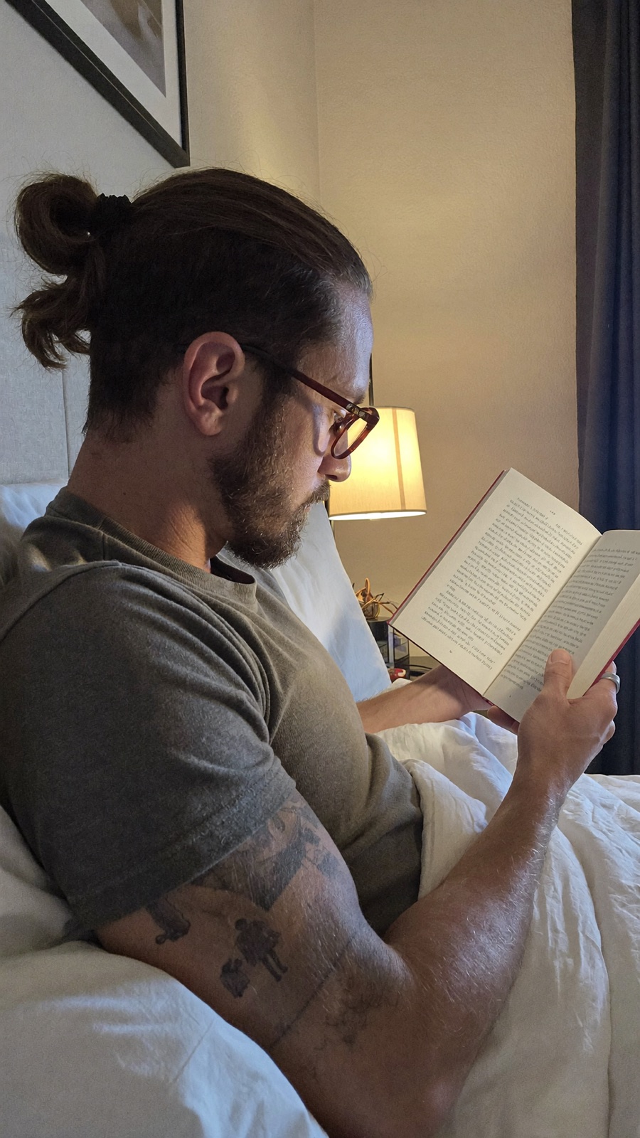 Denis leyendo de noche con sus NB LUX